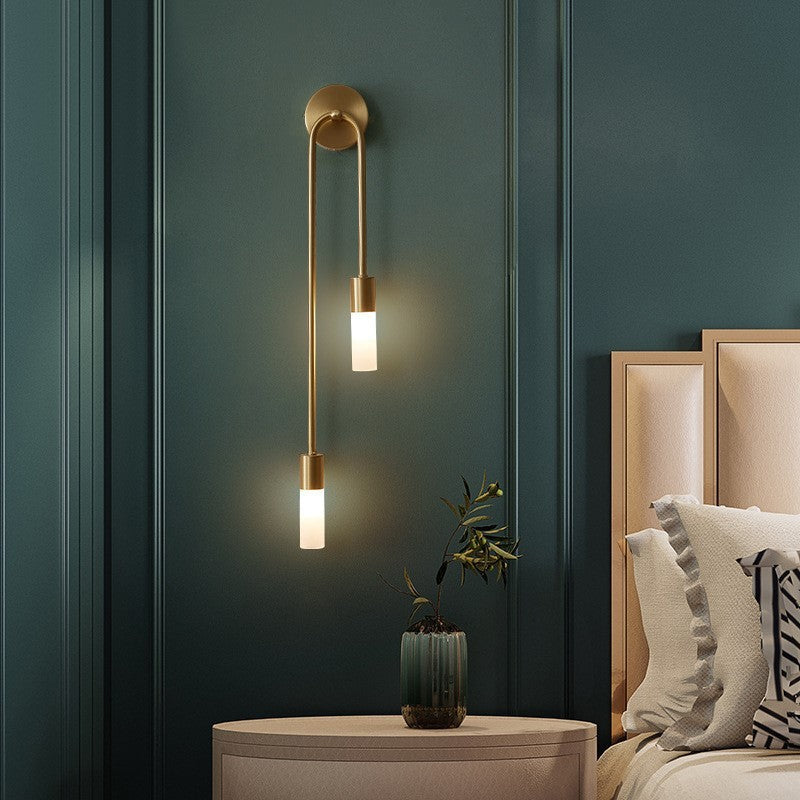 Applique murale LED dorée moderne, éclairage chaleureux et élégant, parfaite pour salon ou chambre.