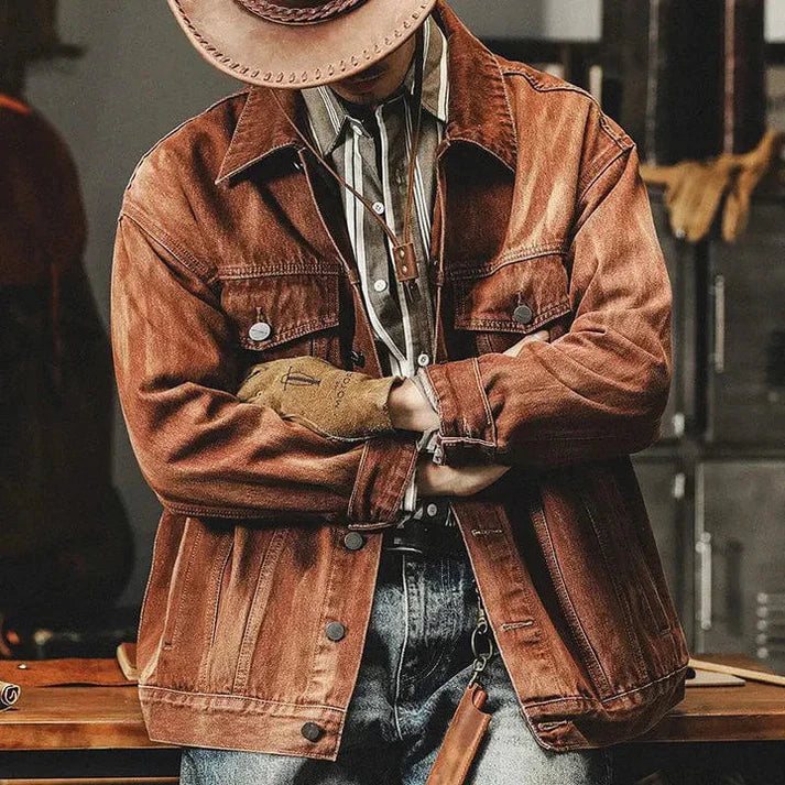 Veste en jean marron homme, confortable et essentielle pour un look quotidien tendance. Vêtement décontracté.
