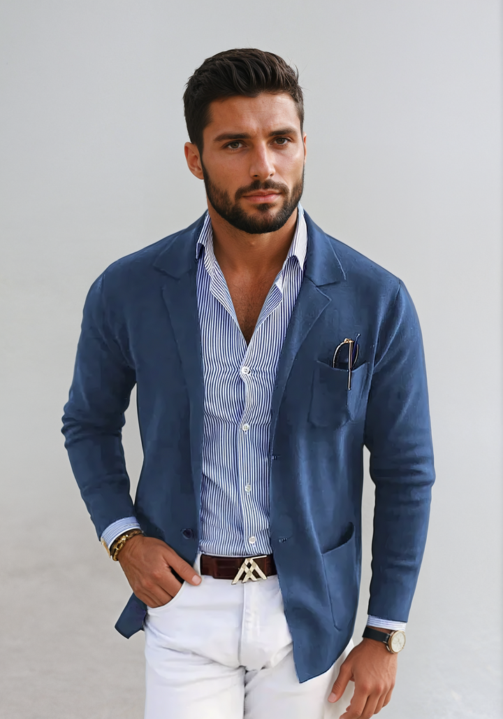 Blazer homme chic Lucas bleu marine pour une élégance moderne. Parfait pour le bureau ou une soirée.