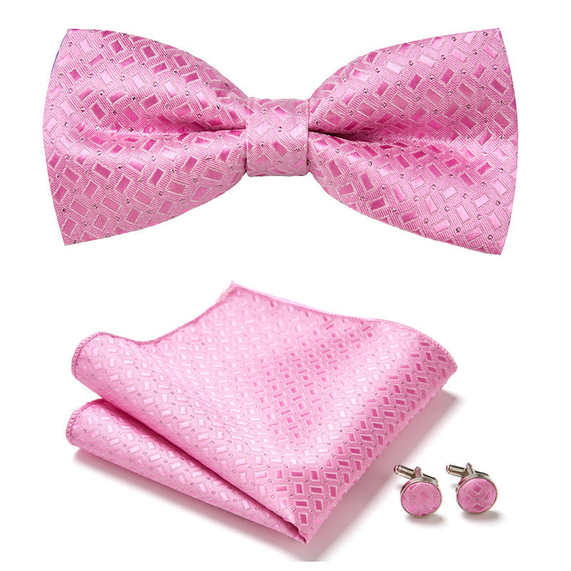 Set homme cérémonie : nœud papillon, pochette, boutons de manchette, élégance assurée.
