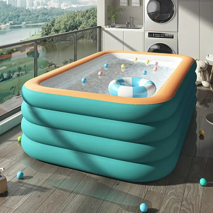 Piscine gonflable d'été robuste pour enfants et adultes, idéale pour des heures de jeux et de rafraîchissement au jardin.