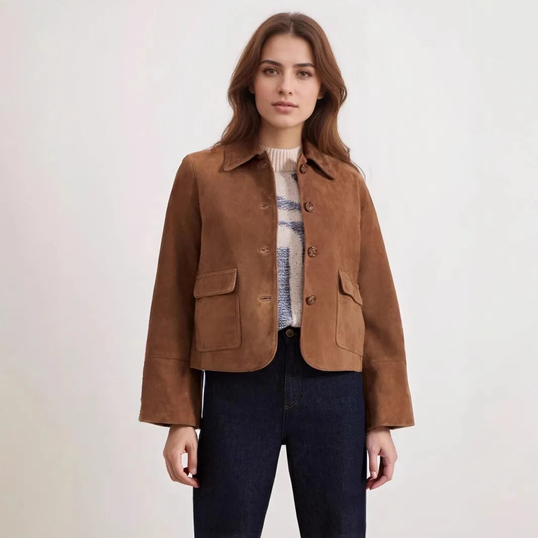 Veste courte élégante pour femme, couleur unie, poches chic. Idéale mode automne décontractée et sophistiquée.