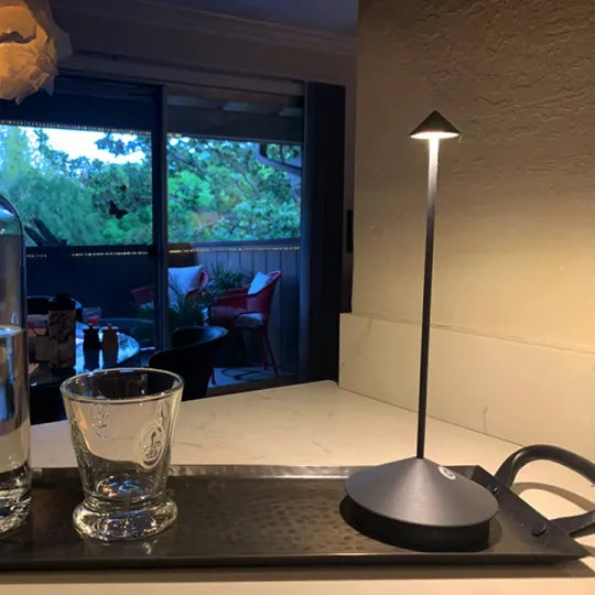 Lampe de table LED design moderne. Sans fil et dimmable pour tout espace de vie.