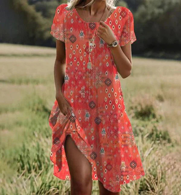 Femme portant une robe midi orange décontractée à manches courtes, idéale pour un style estival chic et confortable.