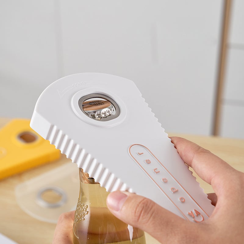 Accessoire cuisine polyvalent GripOpener jaune, ouvre-boîtes manuel et décapsuleur ergonomique.