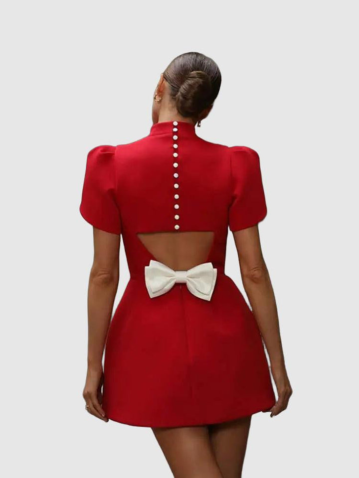 Robe rouge femme chic et tendance, parfaite pour une soirée d'été, avec des découpes modernes et un nœud.