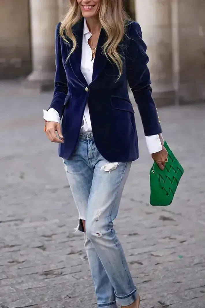 Blazer femme gris chiné ajusté, parfait look bureau sophistiqué ou tenue chic décontractée.