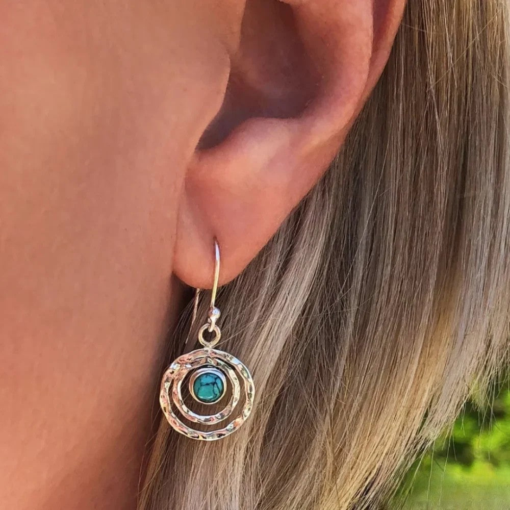 Boucles d'oreilles Saturne boho femme, turquoise et bicolore argent or, design unique et tendance.