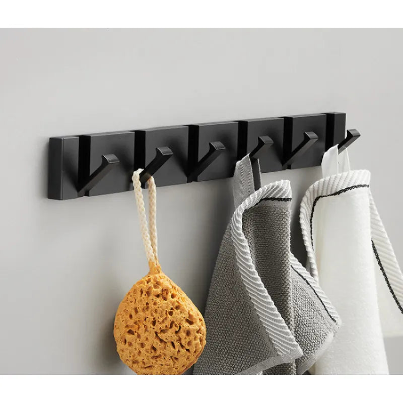 Porte-manteau mural compact en inox. 5 crochets rabattables pour l'entrée ou salle de bain. Design discret et pratique.