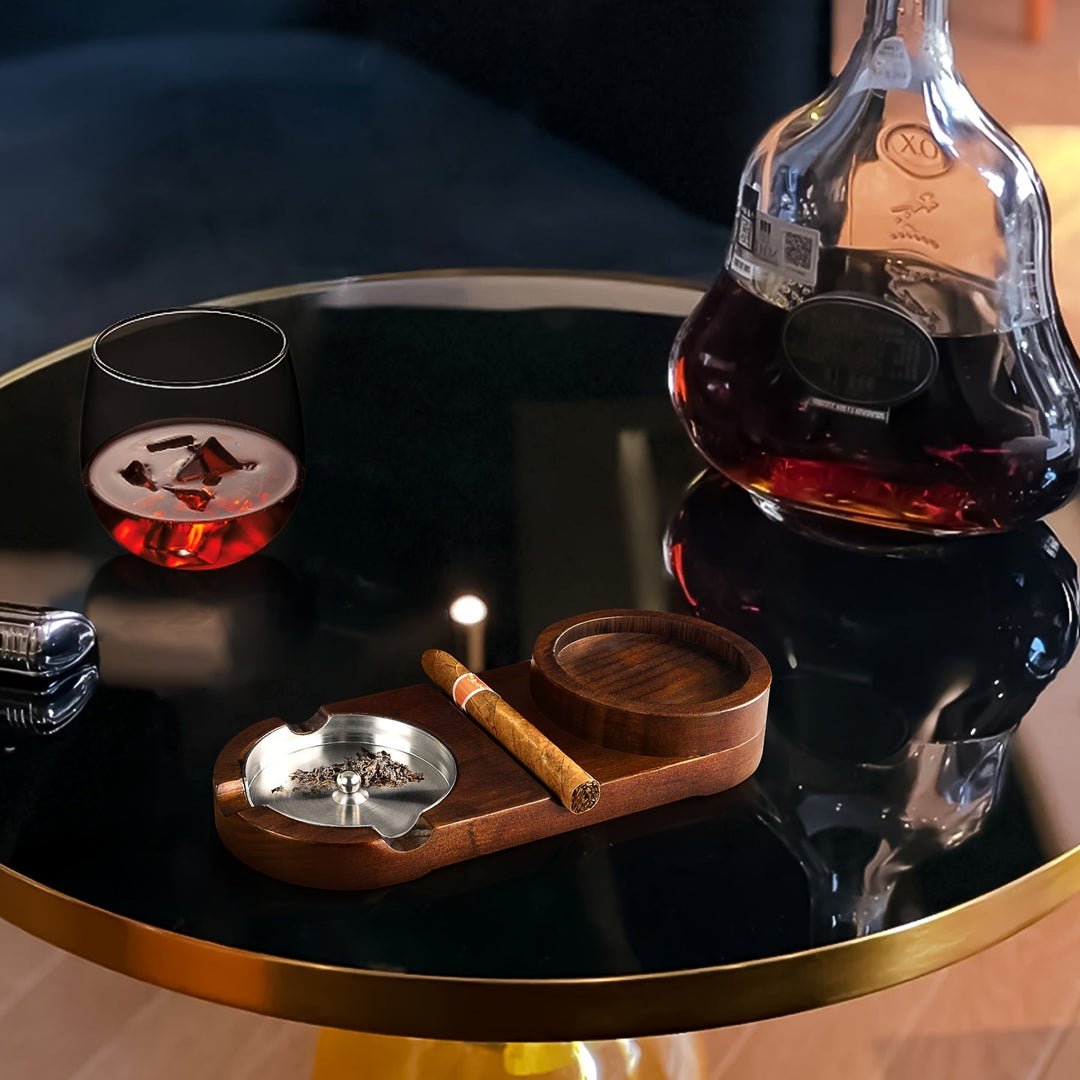 Accessoire de bureau luxe pour amateur de cigares et whiskey, cadeau élégant homme.