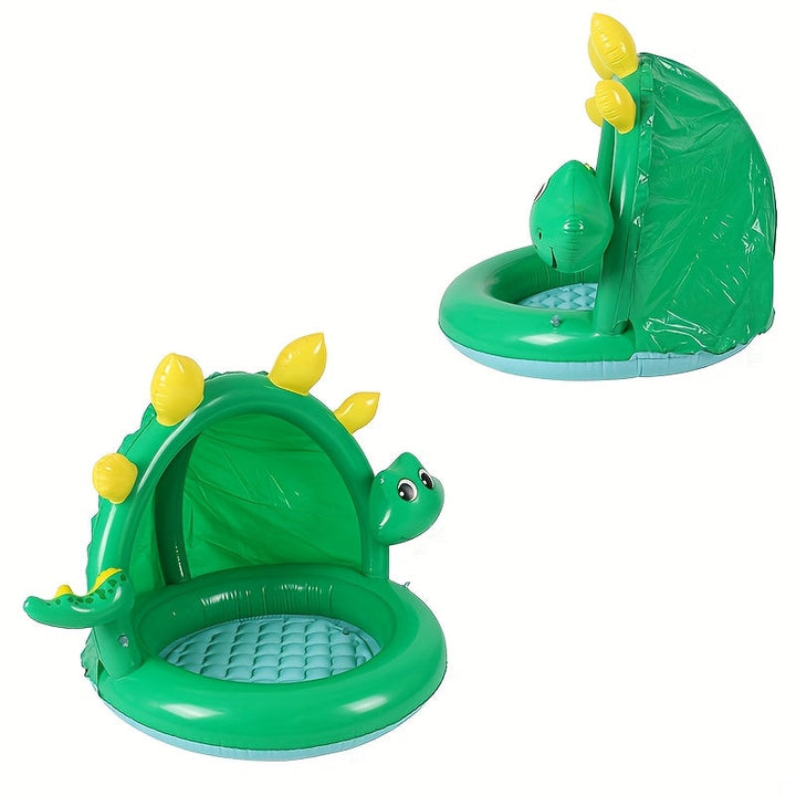 Vue détaillée de la piscine gonflable dinosaure en PVC pour bébé avec son parasol intégré au jardin.