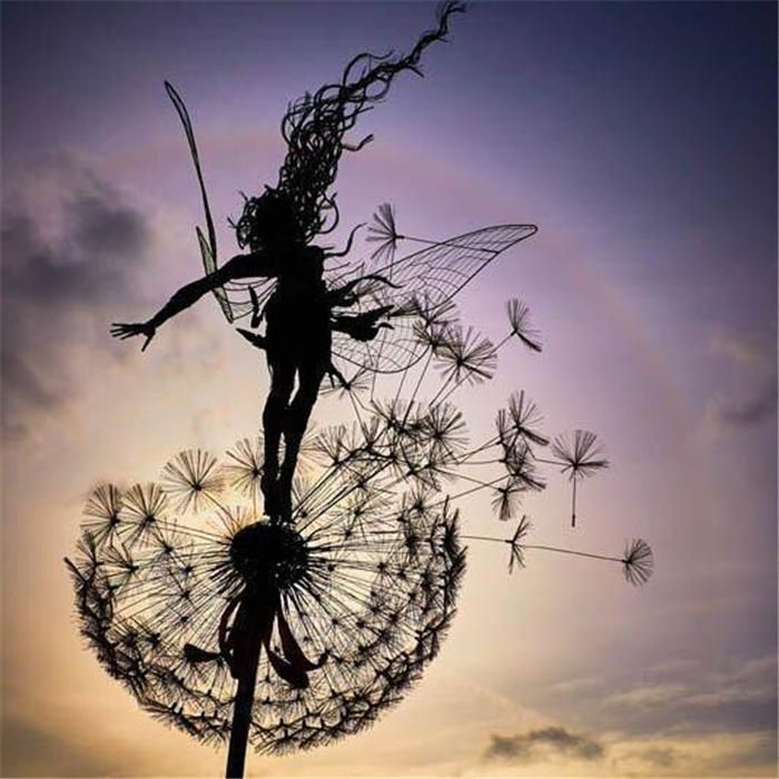 Sculpture magique de pissenlit avec fée pour jardin. Décoration extérieure durable, parfait pour une ambiance enchantée.