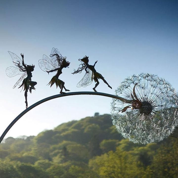 Ornement de jardin unique: fée miniature sur pissenlit. Sculpture magique, idéale pour un extérieur enchanté et durable.