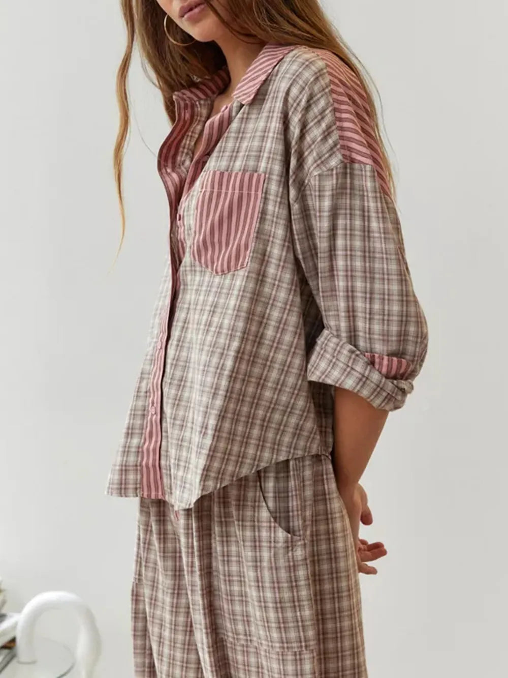 Pyjama femme de luxe en coton supérieur, garantissant confort, douceur et bien-être optimal. Idéal pour la détente.
