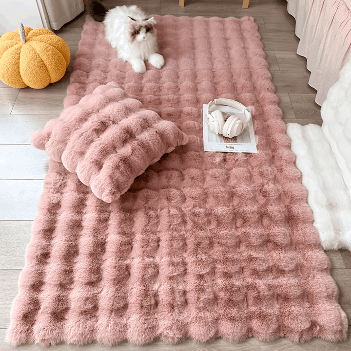 Tapis fleuri moderne en peluche, apportant une touche florale élégante à votre décoration de salon ou chambre.