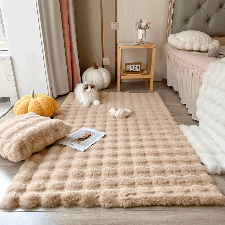 Tapis fleuri moderne et dynamique en peluche pour animer votre intérieur. Motif floral coloré et doux.