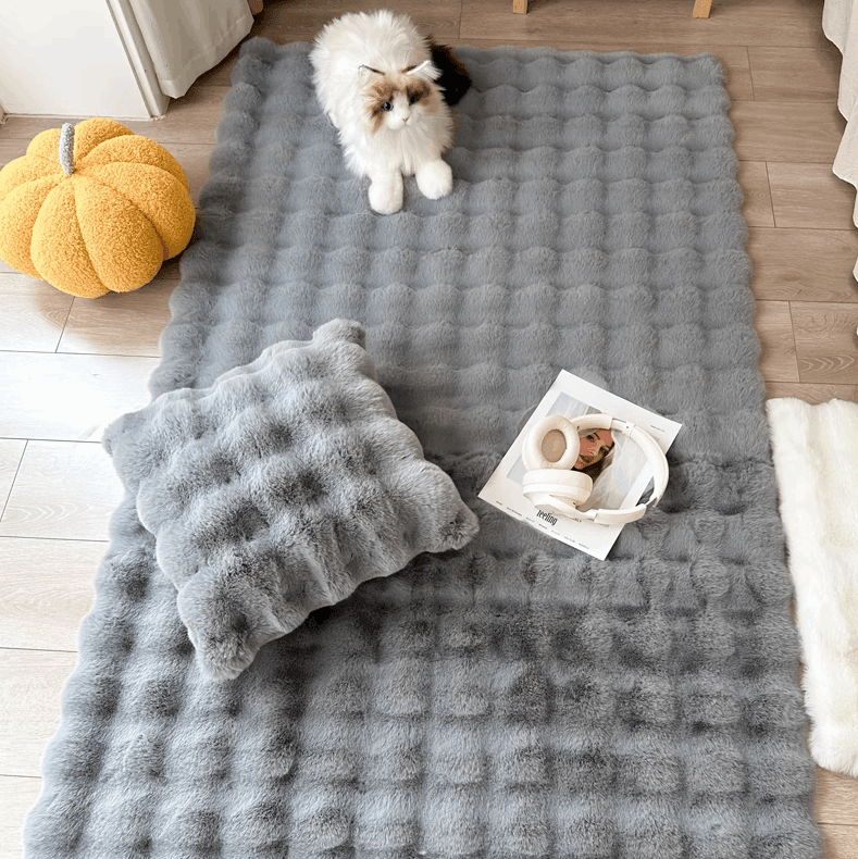 Gros plan sur le tapis en peluche fleuri moderne. Texture douce, motif floral contemporain pour salon ou chambre.