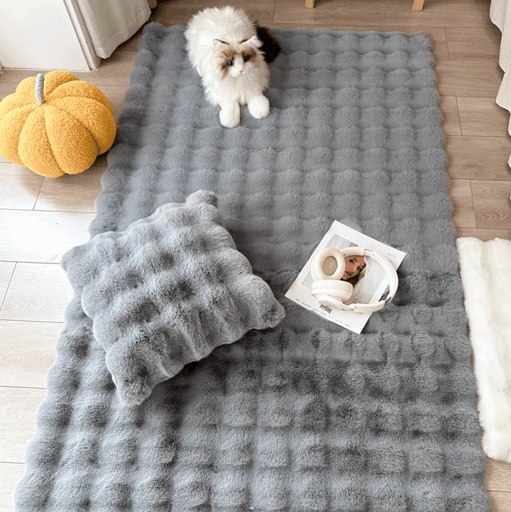 Gros plan sur le tapis en peluche fleuri moderne. Texture douce, motif floral contemporain pour salon ou chambre.