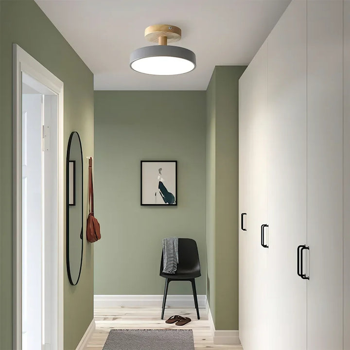 Plafonnier scandinave moderne. Bois, couleurs pastel, lumière chaleureuse.
