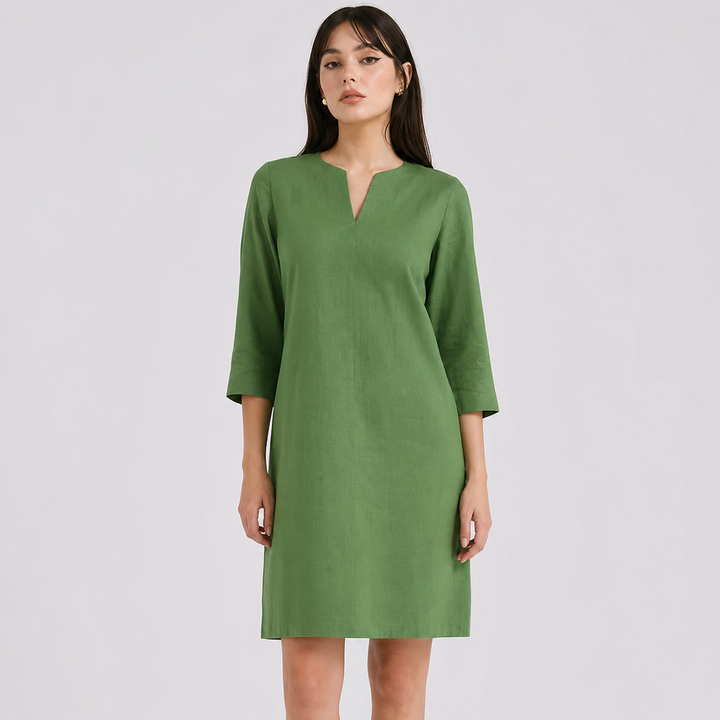 Robe d'été élégante Isabella, fluide, mi-longue, offrant confort et style décontracté féminin.