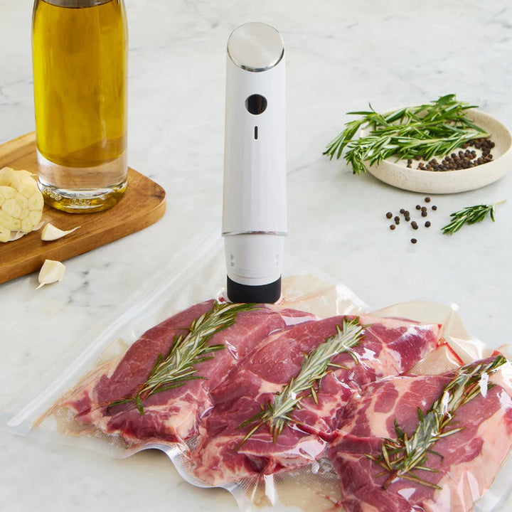 Scelleuse sous-vide Siolite en action, préservant la fraîcheur d'un plat préparé. Idéal anti-gaspillage.