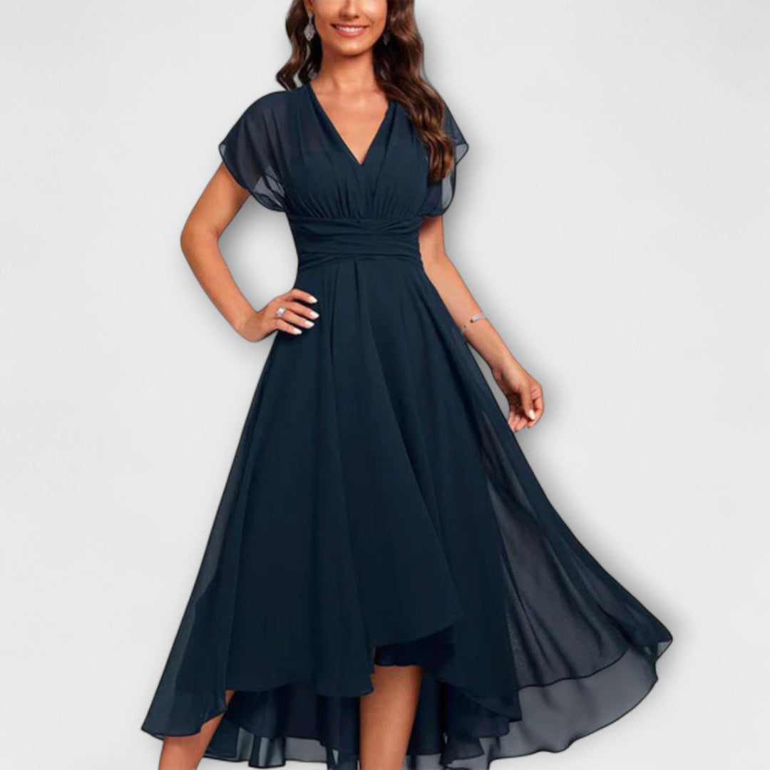 Robe trapèze fluide chic pour femme avec décolleté en V, idéale pour l'été. Élégante et confortable.