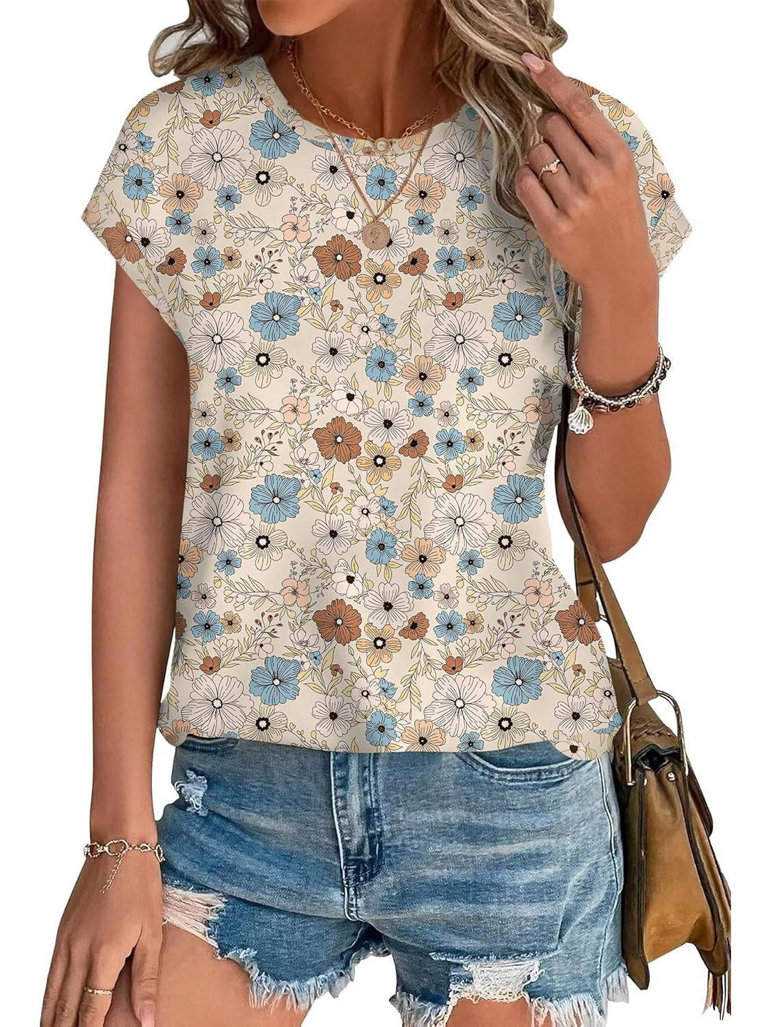 Femme portant une blouse fluide imprimée chic, un look printanier décontracté et élégant.