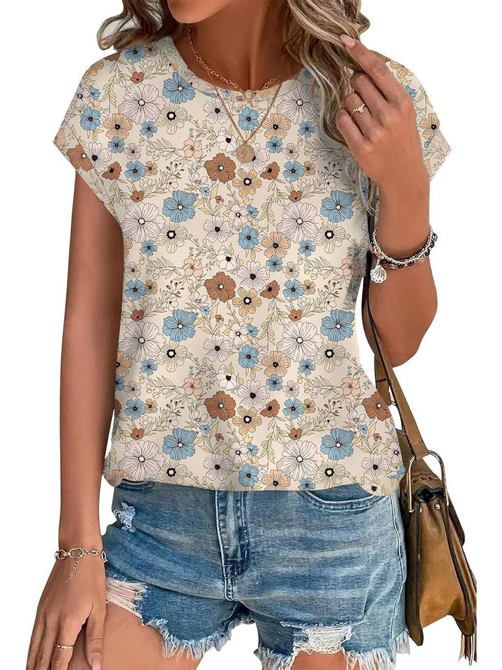 Femme portant une blouse fluide imprimée chic, un look printanier décontracté et élégant.