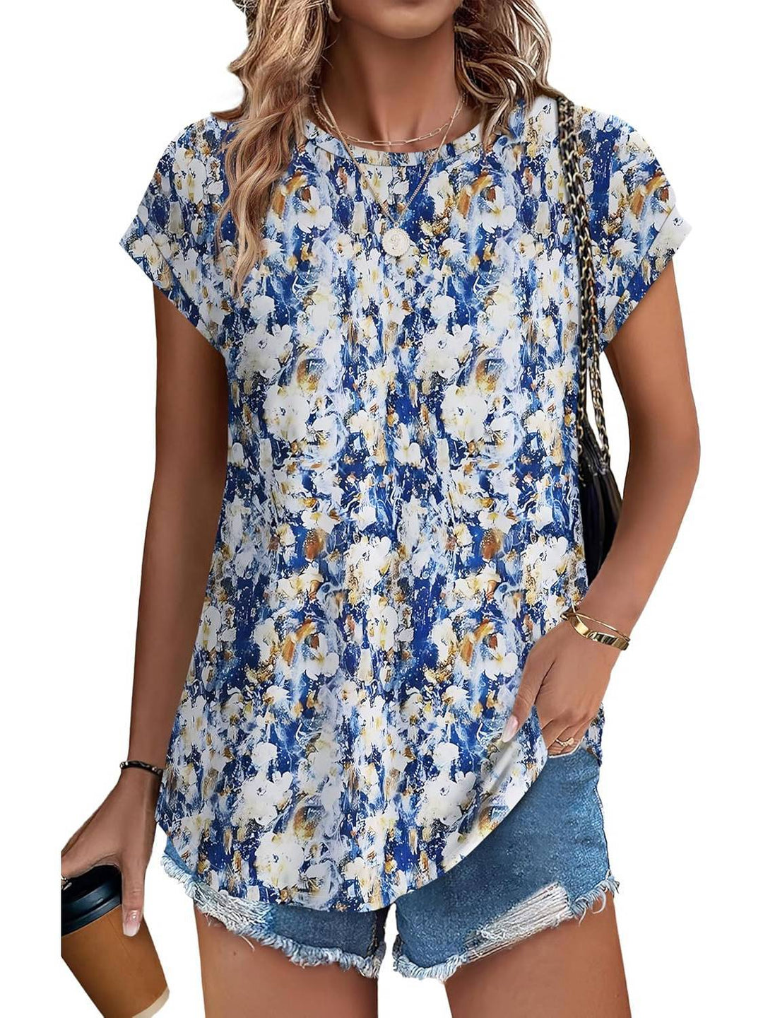 Détail d'une blouse femme imprimée, coupe fluide et motif floral délicat.