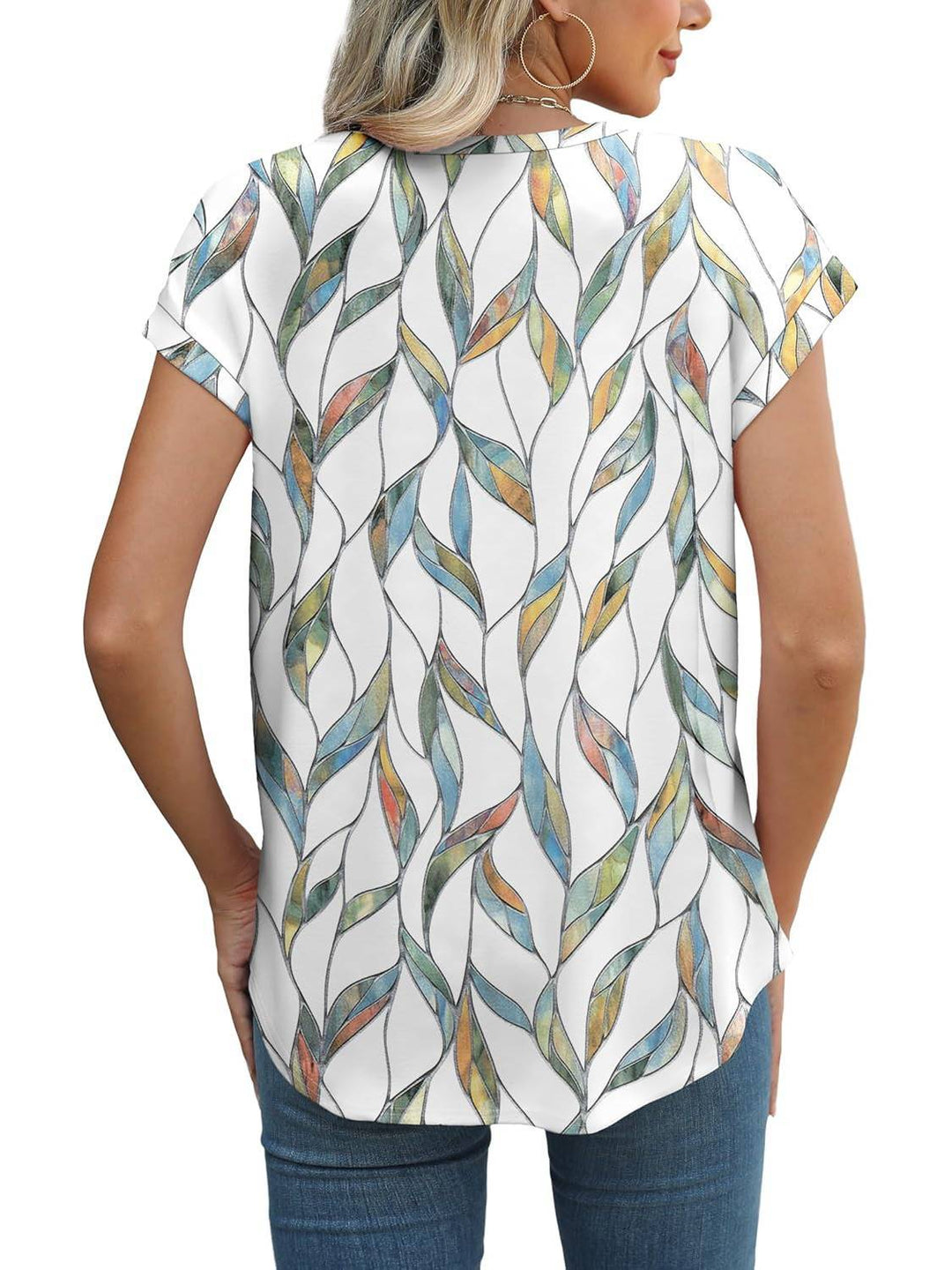 Blouse fluide imprimée chic et décontractée pour femme, un vêtement confortable et tendance.