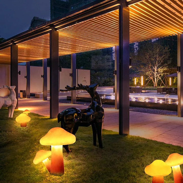 Lampe champignon LED orange en résine, conçue pour l'extérieur. Résistante aux intempéries, idéale pour jardin.