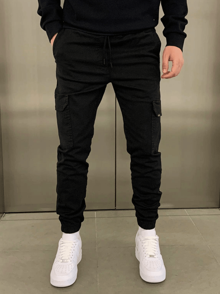 Pantalon jogger cargo homme ajusté, style urbain moderne pour tenue quotidienne confortable et décontractée.