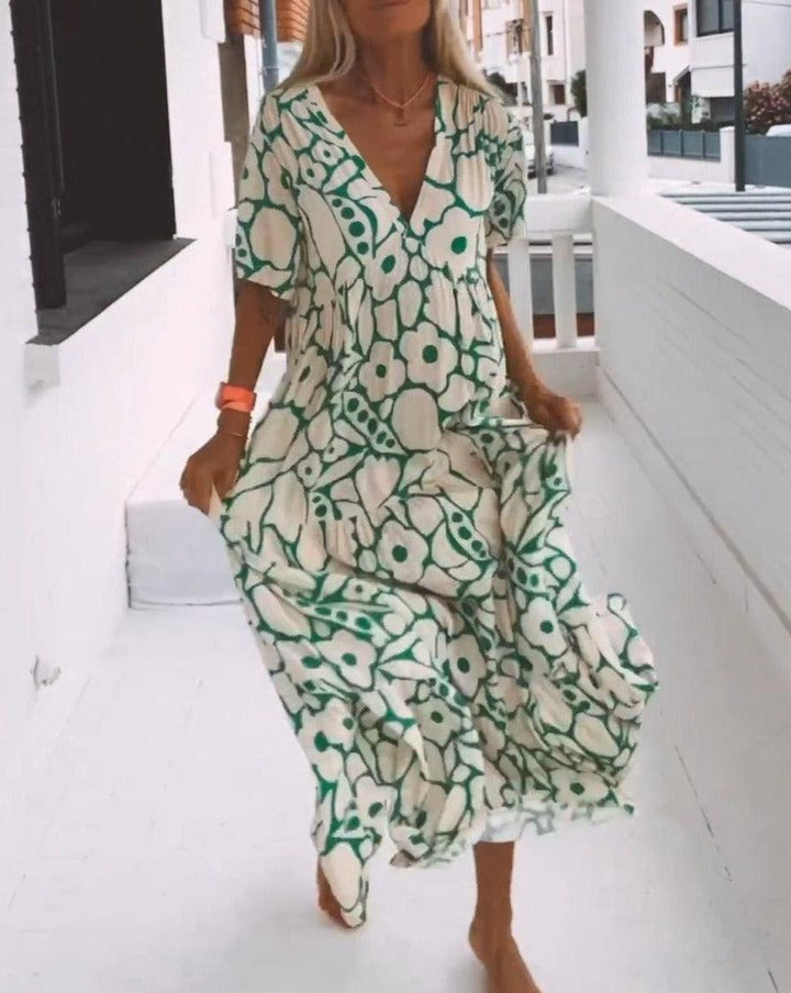 Élégante robe d'été femme, couleur vert crème et imprimé floral. Manches courtes volantes, idéale plage et vacances.