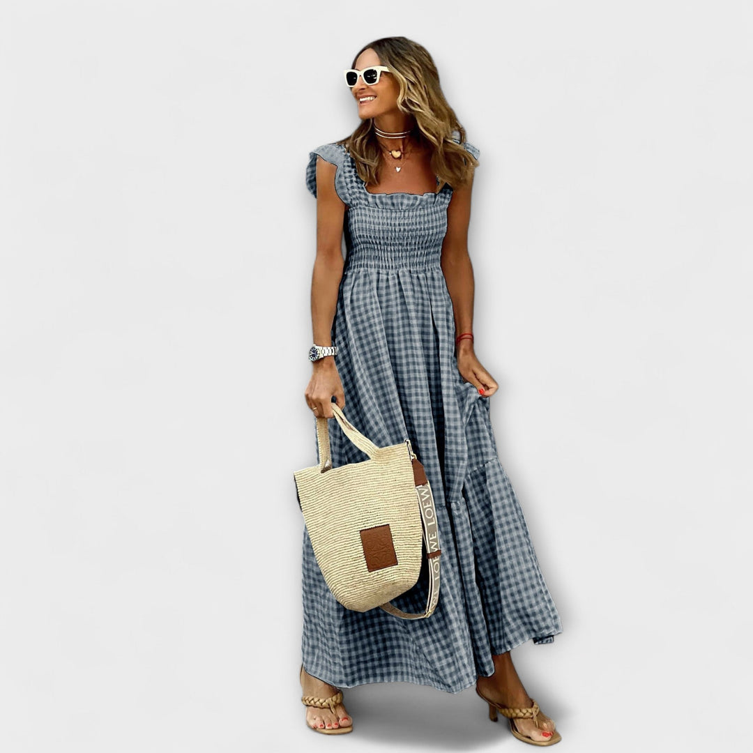 Robe longue chic à motif carreaux et volants, parfaite pour femme, look printemps-été élégant et décontracté.