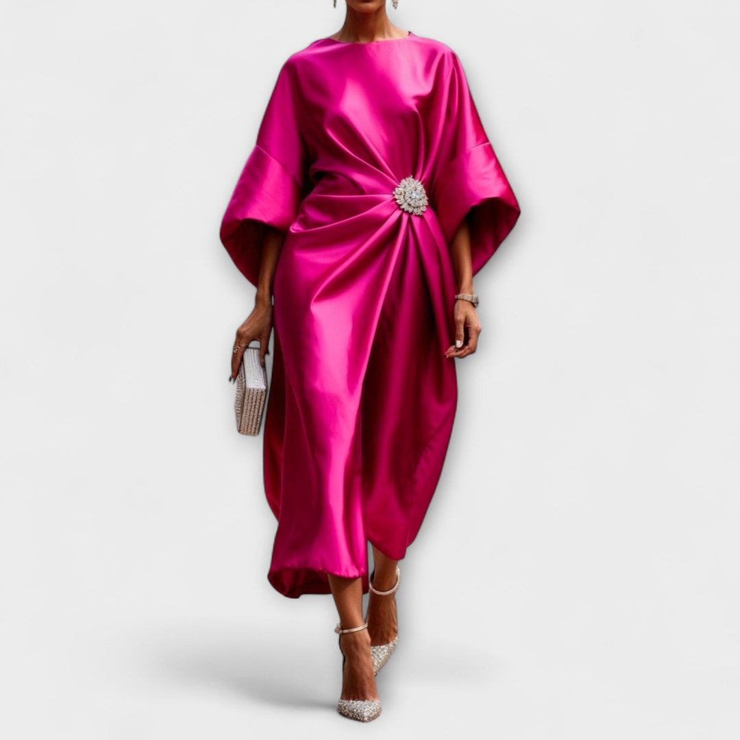 Superbe robe de soirée maxi brillante et fluide pour femme, chic et élégante. Idéale pour gala ou mariage.