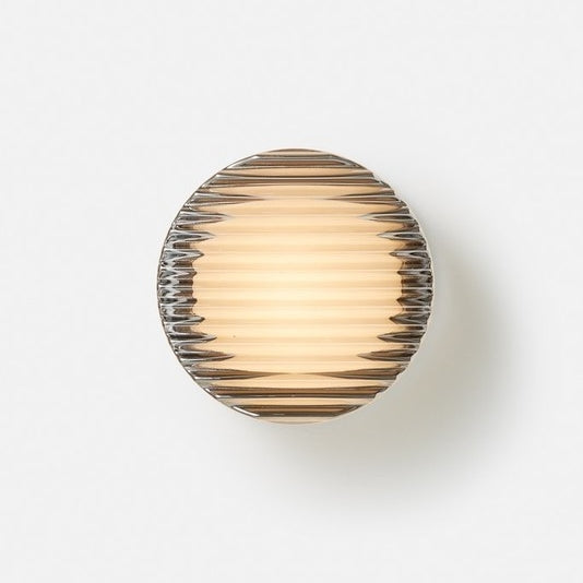 Applique murale LED extérieure, design contemporain et économe en énergie pour patio ou entrée.