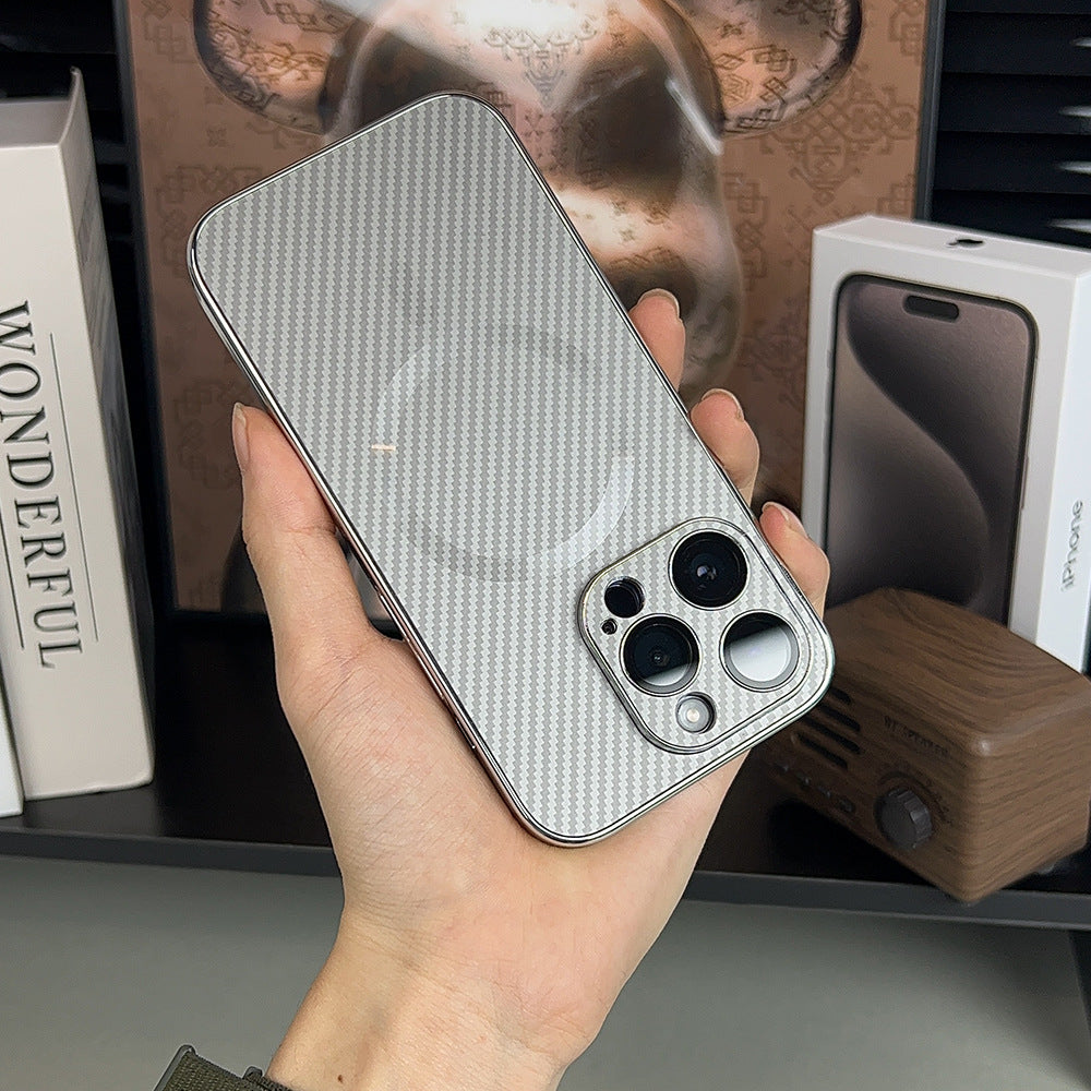 Étui iPhone fin et résistant aux rayures avec compatibilité MagSafe, protégeant votre téléphone des chocs quotidiens.