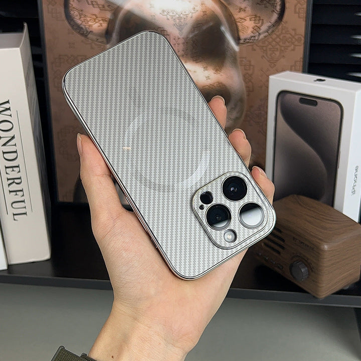 Étui iPhone fin et résistant aux rayures avec compatibilité MagSafe, protégeant votre téléphone des chocs quotidiens.
