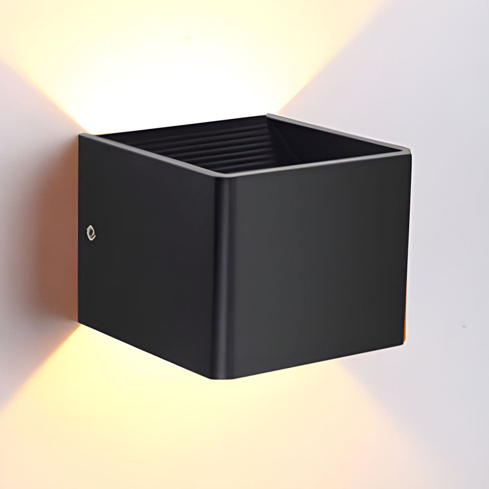 Applique murale LED cube, éclairage moderne et sophistiqué pour tout espace intérieur.