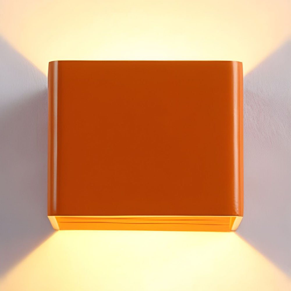 Applique murale LED cube moderne, un éclairage intérieur design parfait pour la chambre.