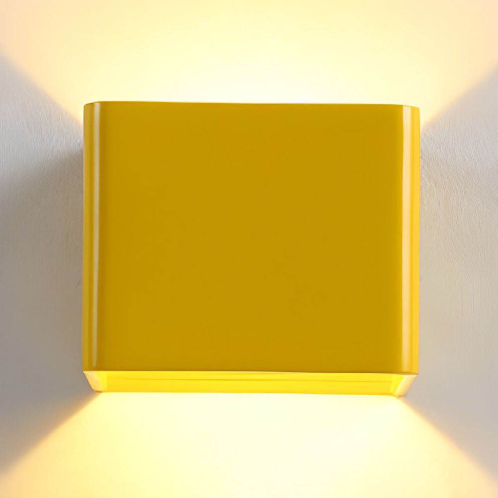 Éclairage mural LED cube, une applique moderne et design pour un intérieur minimaliste.