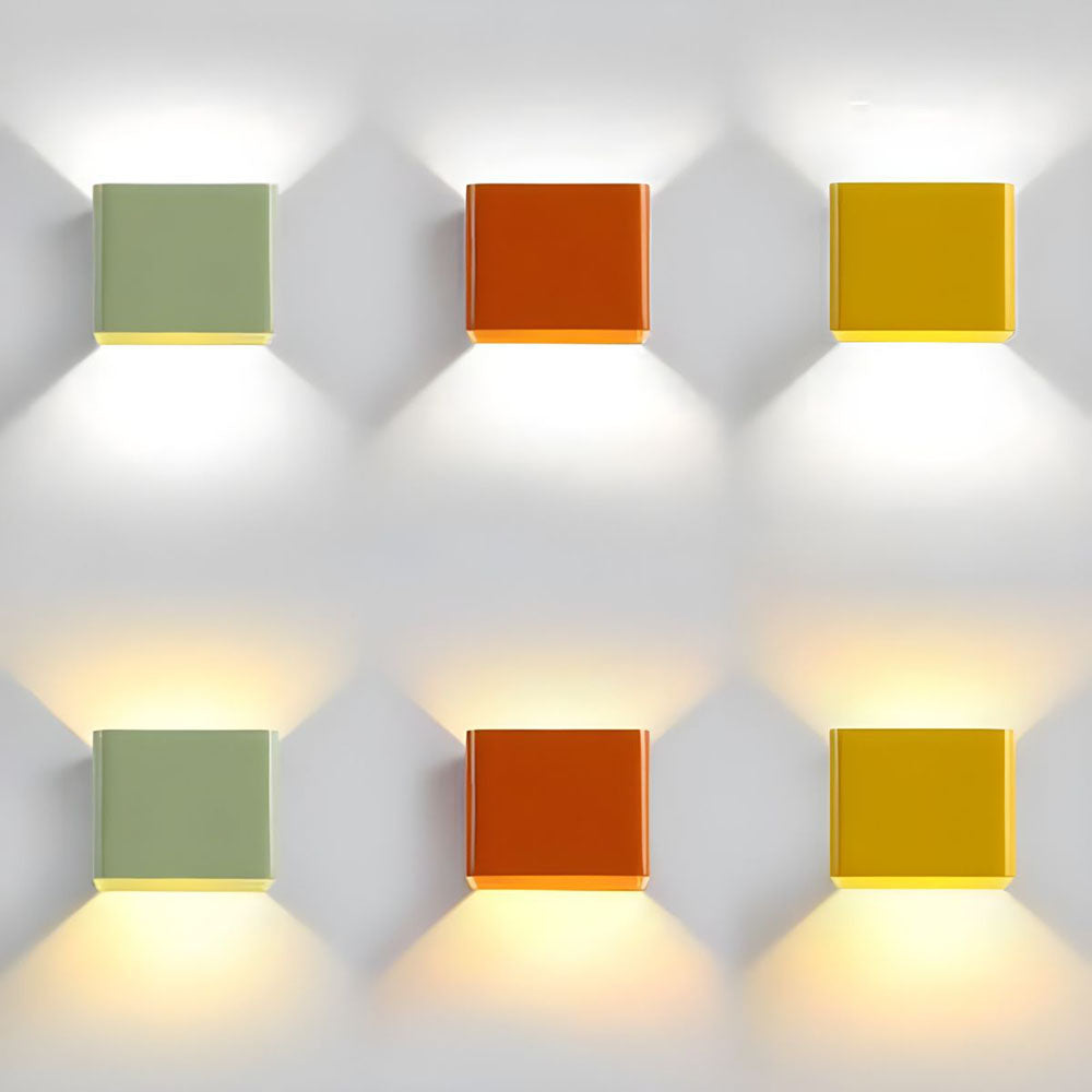 Applique murale LED cube, luminaire contemporain pour un éclairage d'intérieur moderne.