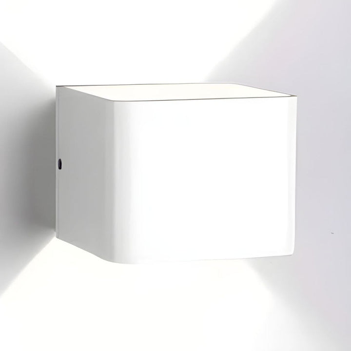 Applique murale LED design épuré, forme cube moderne idéale pour une chambre contemporaine.