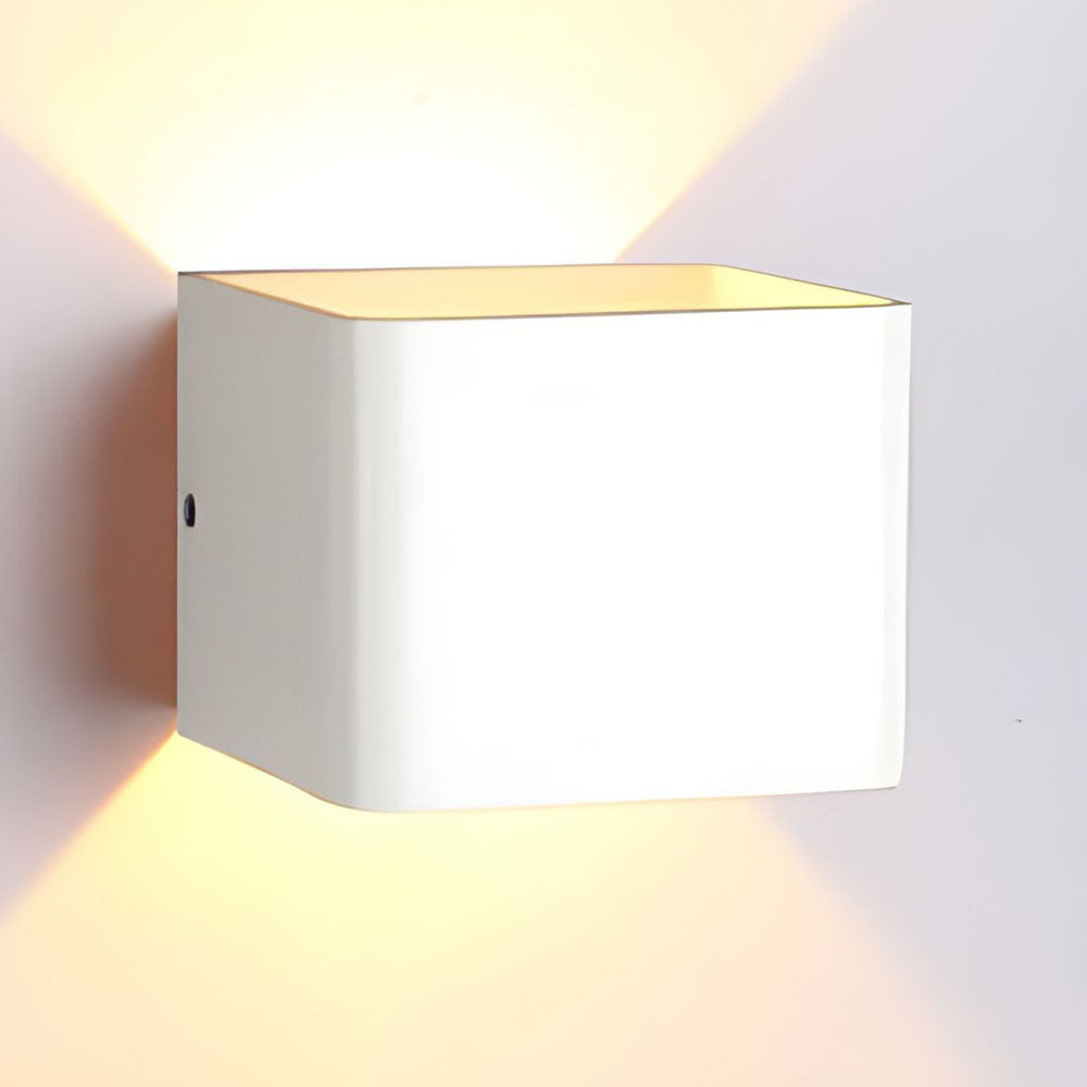 Éclairage LED cube minimaliste, applique murale élégante pour couloir et intérieur design.