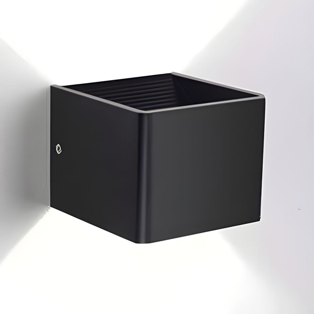 Design contemporain: Applique murale LED cube pour un salon ou une chambre moderne.