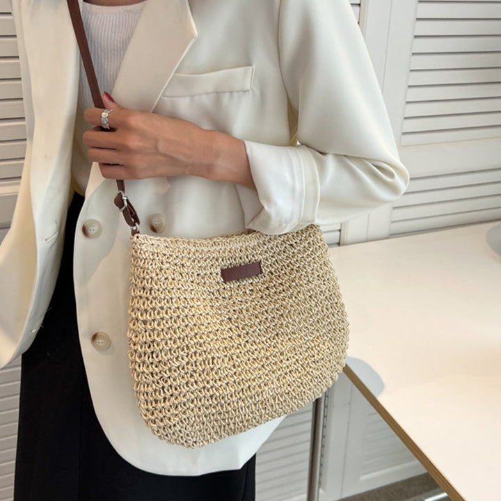 Sac quotidien femme décontracté style bohème, grand cabas tressé marron. L'accessoire chic de mode femme.