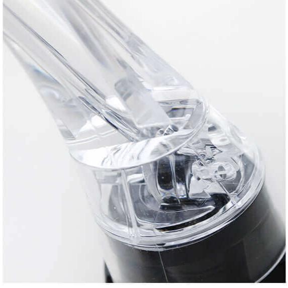 Sublimez chaque verre avec cet aérateur de vin, rehaussant saveurs et arômes instantanément.