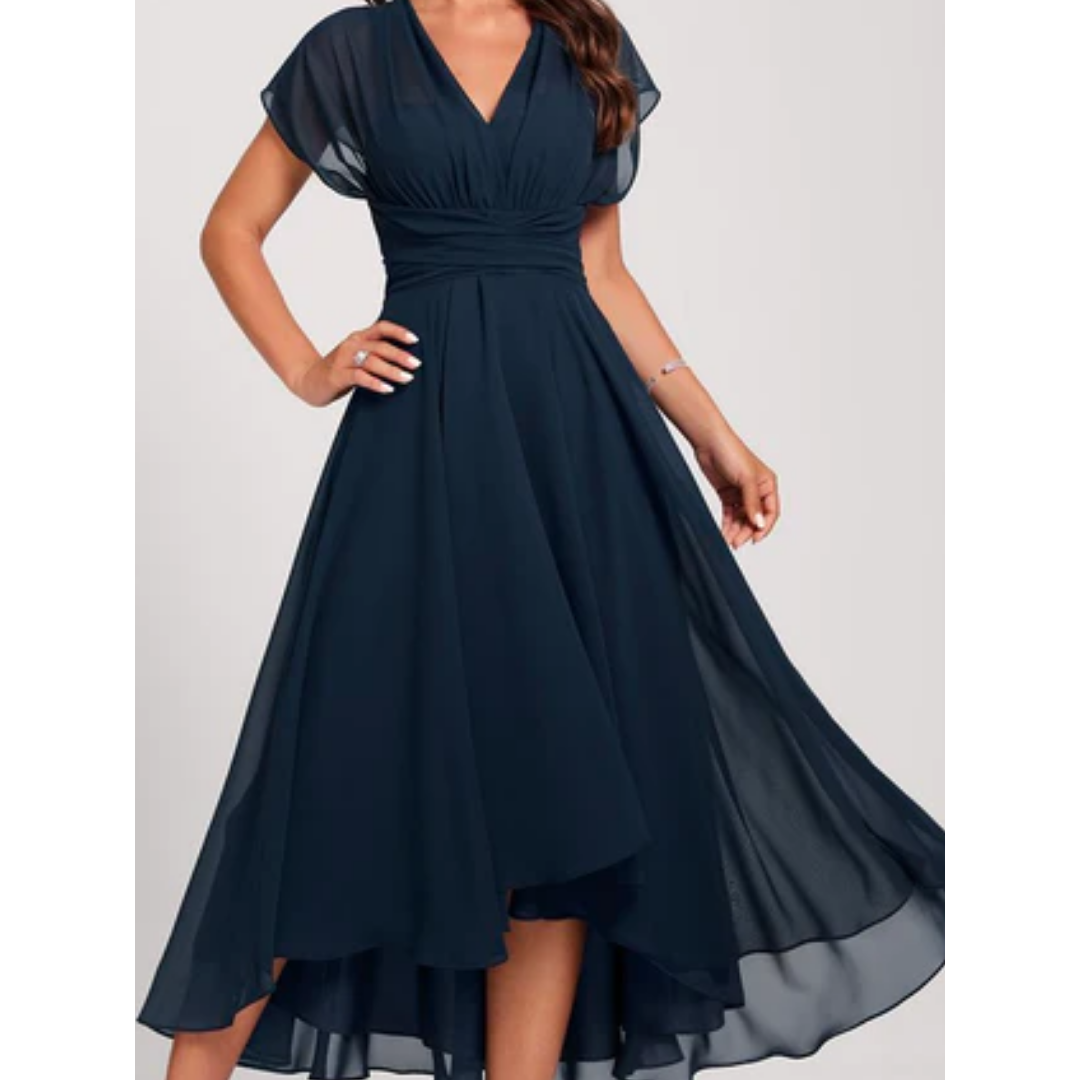 Robe femme élégante bleu marine à coupe flatteuse, idéale pour une soirée chic ou un mariage.