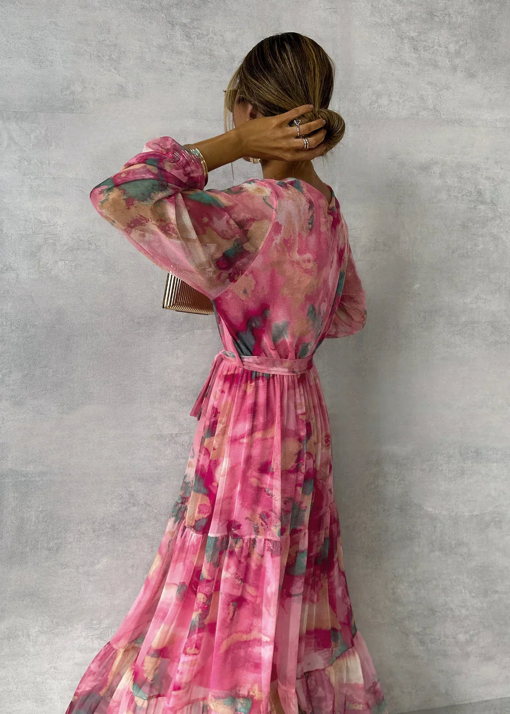 Robe longue portefeuille rose à imprimé floral, style bohème chic, confortable pour femme, parfaite pour l'été.