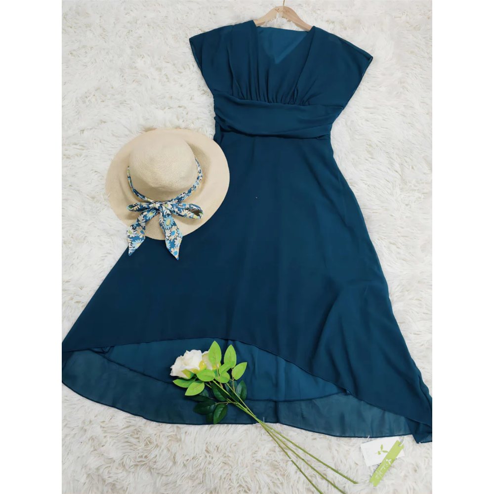Robe chic longue pour femme, style raffiné, parfaite pour cocktail, mariage ou événement formel.